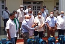 ಹುಬ್ಬಳ್ಳಿ: ಮಾನ್ಯ ಕೈಗಾರಿಕಾ ಸಚಿವರಿಂದ ʻಪ್ರವಾಹ ನಿಯಂತ್ರಣ ಸಲಕರಣೆʼಗಳ ಹಸ್ತಾಂತರ – ʻಪಶು ಸಂಜೀವಿನಿʼ ಆಂಬ್ಯುಲೆನ್ಸ್ ಗೆ ಚಾಲನೆ !