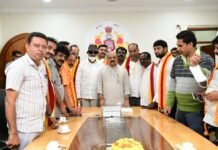 ಕರ್ನಾಟಕ ಬಂದ್ ಪಿಂಪಡೆಯುವಂತೆ ಮನವೊಲಿಸಿದ ಸಿ ಎಂ !